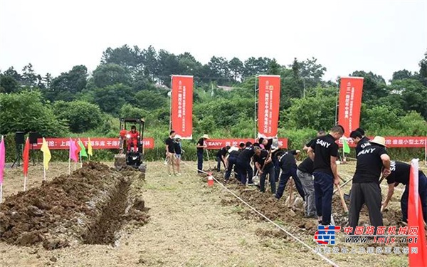 近十年驾驶经验 巾帼不让须眉 专访三一施工比武冠军女机手欧青华