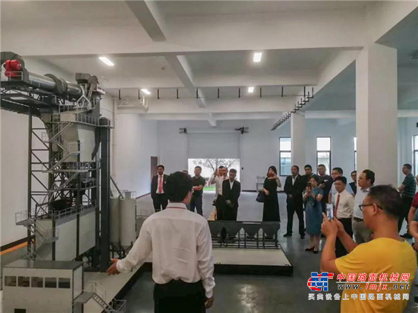 安迈向重庆交通大学捐赠沥青搅拌站模型