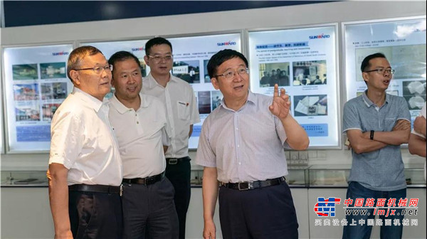 新疆建设兵团党委常委钟波一行考察山河智能