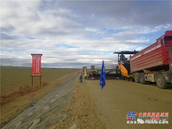 天顺长城摊铺机征战4600米青藏高原