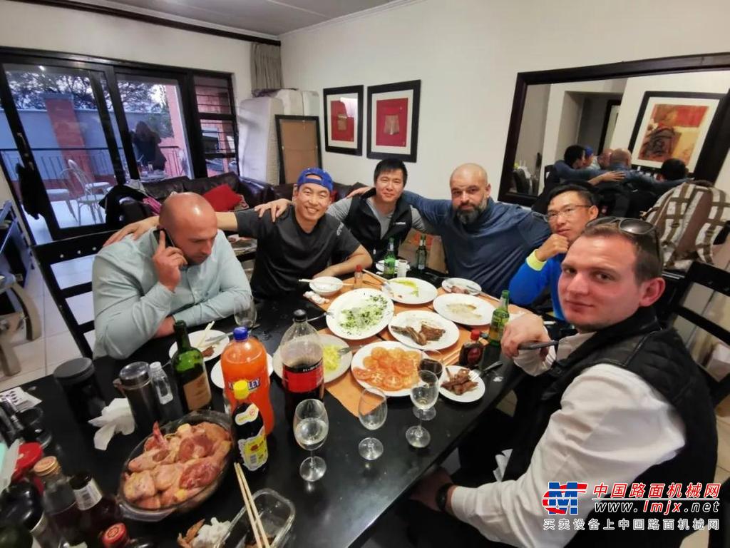 来个“饺子派对”——与南非客户一起包饺子、喝二锅头，共享中国美食文化！