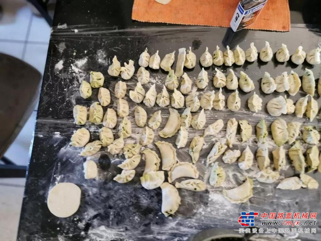 来个“饺子派对”——与南非客户一起包饺子、喝二锅头，共享中国美食文化！