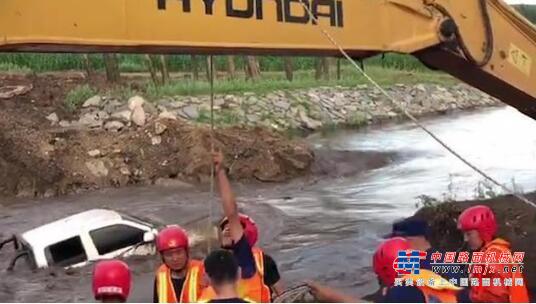 汽車被洪水衝入河中2人被困 挖掘機大臂充當固定繩索支撐點