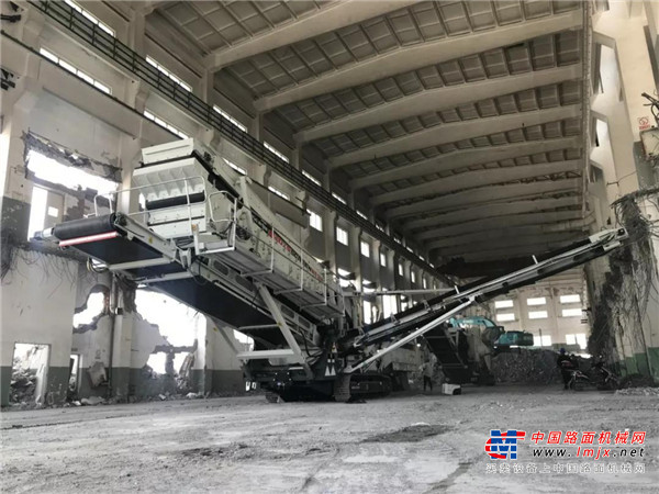 建筑垃圾资源化利器 南方路机移动破碎筛分设备应用于杭州