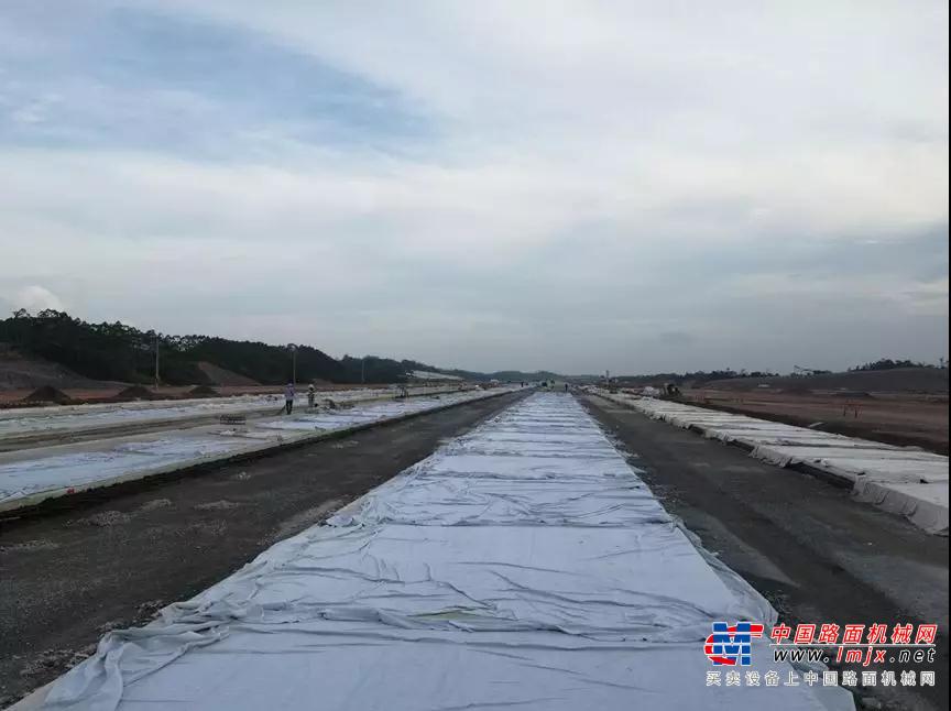 维特根机场建设篇:SP 500滑模摊铺机玉林福绵机场再证实力