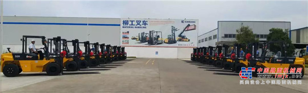 柳工大吨位叉车批量交付某知名快运公司！
