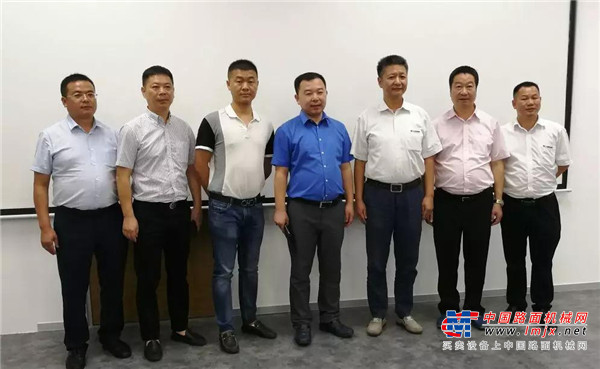 柳工大吨位叉车批量交付某知名快运公司！