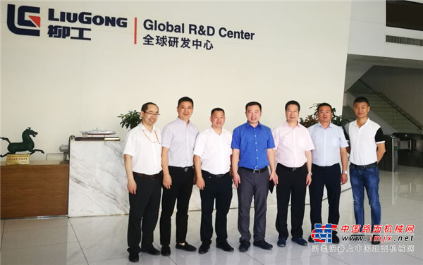 柳工大吨位叉车批量交付某知名快运公司！