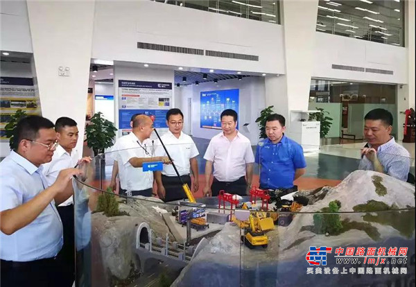 柳工大吨位叉车批量交付某知名快运公司！