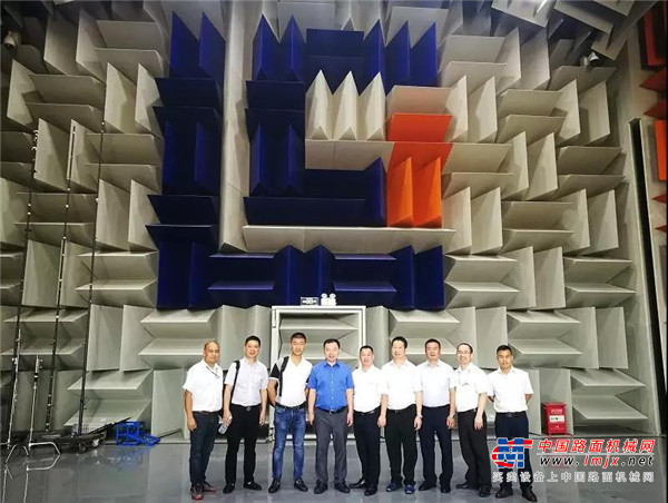 柳工大吨位叉车批量交付某知名快运公司！