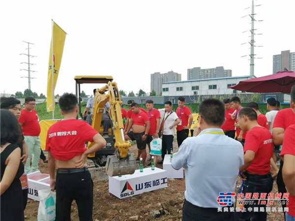 致富路上好帮手 临工微挖在2019微挖大会上备受关注