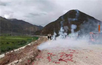 中大抗离析摊铺机在西藏海拔4000多米的羊拉高速沥青中面层施工缺氧不缺动力