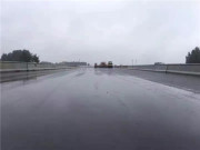 济青高速小许家高架桥沥青沙雨后效果​