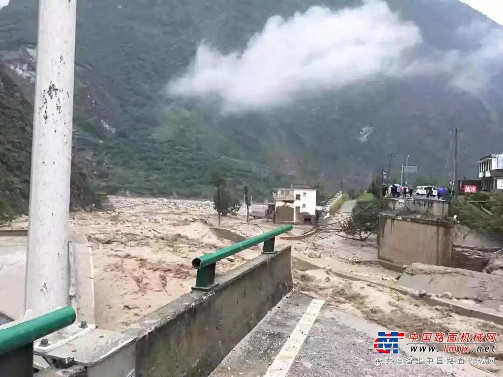 阿坝多地出现暴雨灾情，柳工设备全力应急抢险