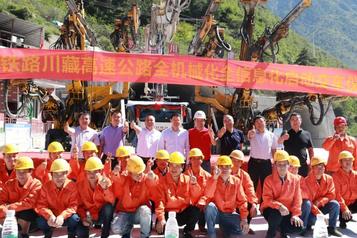 川藏战略大通道建设！徐工隧道成套化施工装备交付跑马山隧道