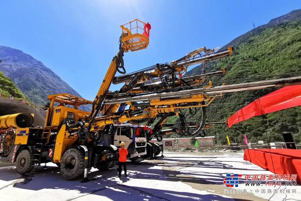 川藏战略大通道建设！徐工隧道成套化施工装备交付跑马山隧道