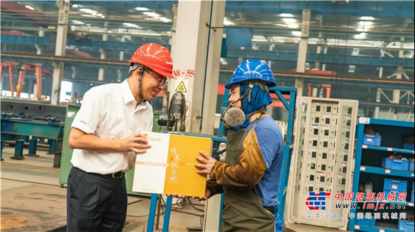 万力集团“送清凉”活动，慰问一线员工