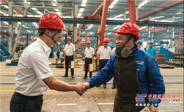 万力集团“送清凉”活动，慰问一线员工