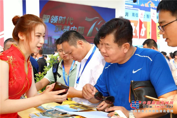 【BICES 2019】共享关怀 智启未来：山东临工精装亮相北京展，红色情爱心在线行动正式启动