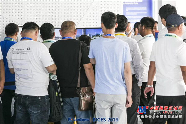 “我的身体在柳州，灵魂在北京”这台装载机成精了吗？