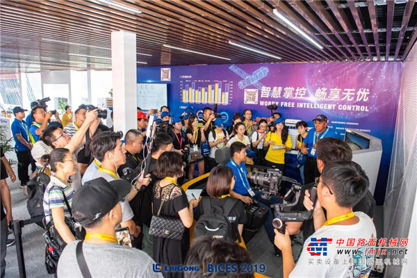 “我的身体在柳州，灵魂在北京”这台装载机成精了吗？