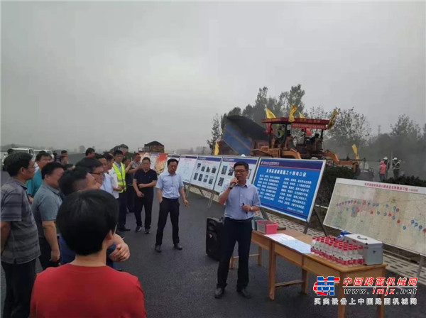 河南省公路水運工程質量安全會議及在建交通重點項目觀摩會在息邢高速抗離析攤鋪現場舉行