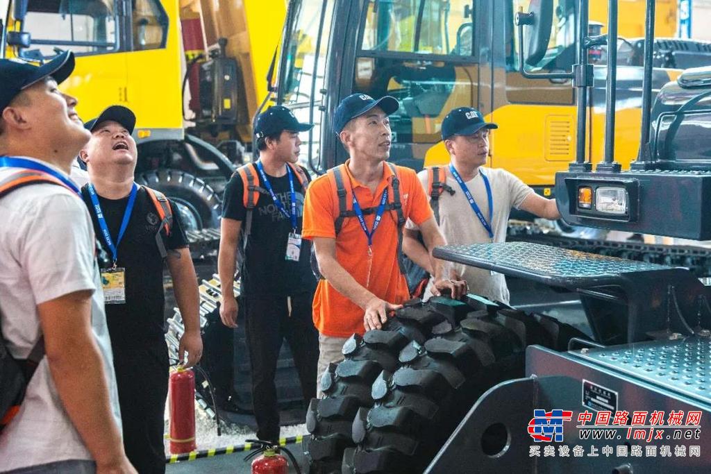 实力登场！徐工三款挖机产品闪耀北京！
