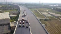 中大抗离析摊铺机武汉青山长江大桥全幅19.5米桥面下面层沥青一字坡、无纵缝摊铺风采展示