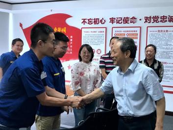 珠峰登顶，科技先行！王民慰问中秋节加班一线技术人员