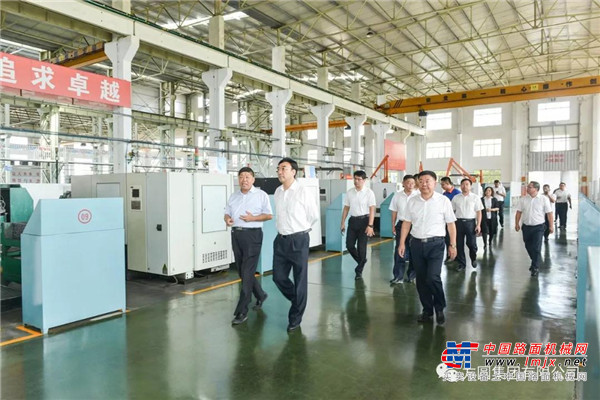烟建集团有限公司董事长唐波一行来宾参观方圆集团