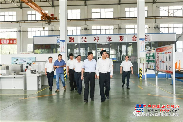 烟建集团有限公司董事长唐波一行来宾参观方圆集团