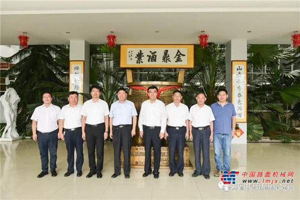 烟建集团有限公司董事长唐波一行来宾参观方圆集团