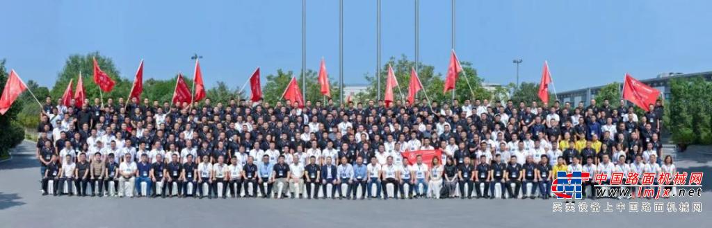 中国二手挖掘机行业峰会暨中国二手挖掘机联盟全国会员大会在郑州举行