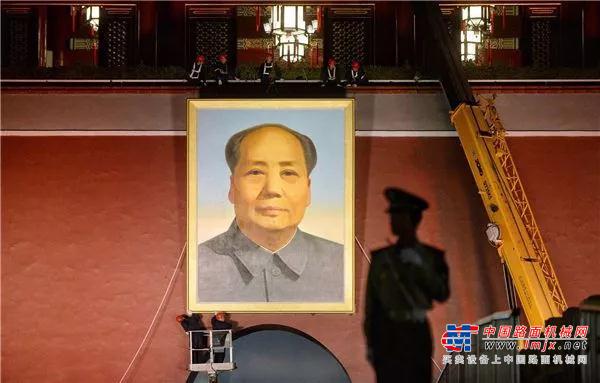 【礼赞70年】连续53年，徐工金完成天安门毛主席画像“换新”工程
