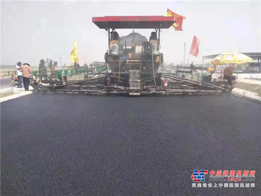 中大抗离析摊铺机助力周南高速3标、4标河南省公路工程局共建品质工程