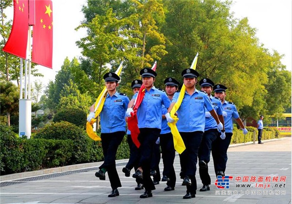 这一刻，燃！| 山推举行庆祝中华人民共和国成立70周年升国旗仪式