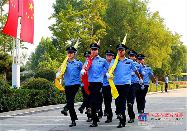这一刻，燃！| 山推举行庆祝中华人民共和国成立70周年升国旗仪式