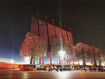 共襄盛举，三一吊装人为祖国升起巨幅国旗