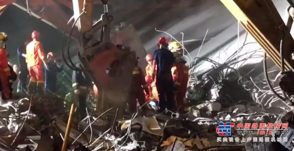 无锡高架垮塌事故，工程机械第一时间上阵救援