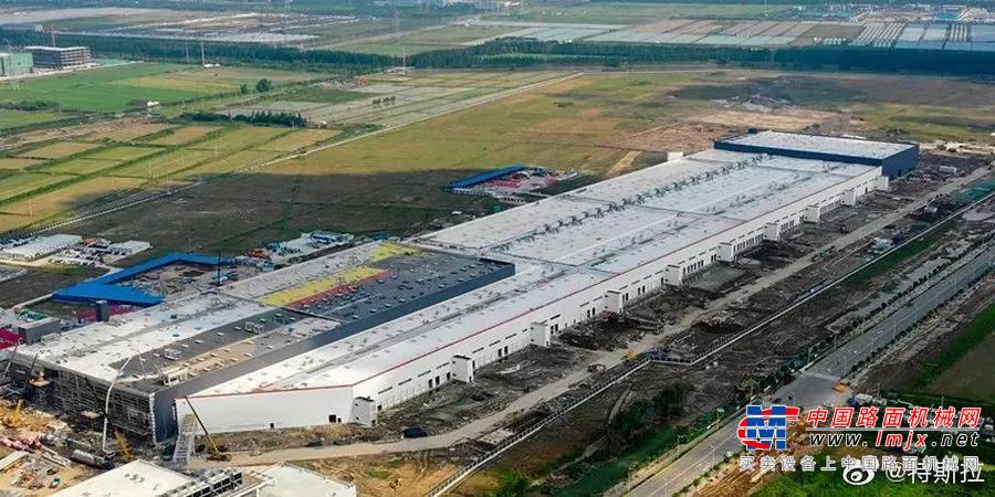 特斯拉上海超级工厂量产在即，徐工起重机再交亮眼答卷