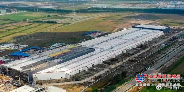 特斯拉上海超级工厂量产在即，徐工起重机再交亮眼答卷