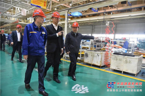 国家工信部总经济师王新哲一行莅临徐工汽车参观调研