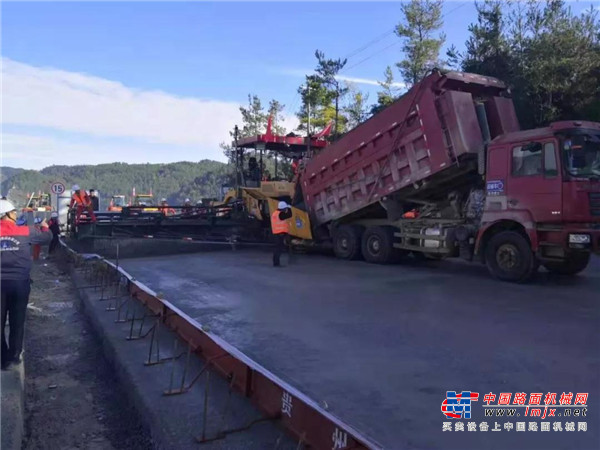 贵州都安高速LM4标水泥稳定碎石基层首件工程顺利开展