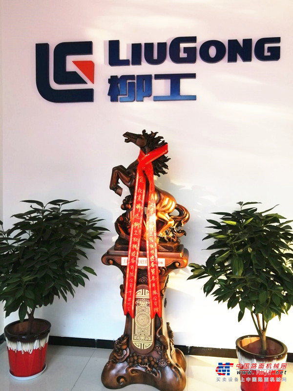 现场交付8台柳工装载机  北京瑞远柳工开业大吉