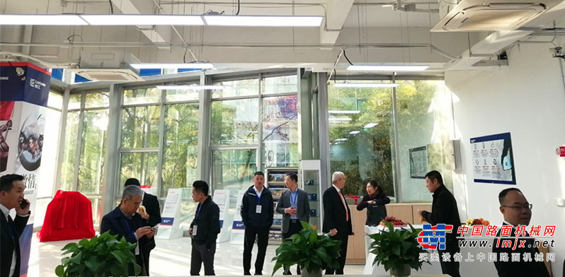 现场交付8台柳工装载机  北京瑞远柳工开业大吉