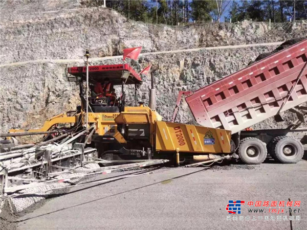 贵州都安高速LM4标水泥稳定碎石基层首件工程