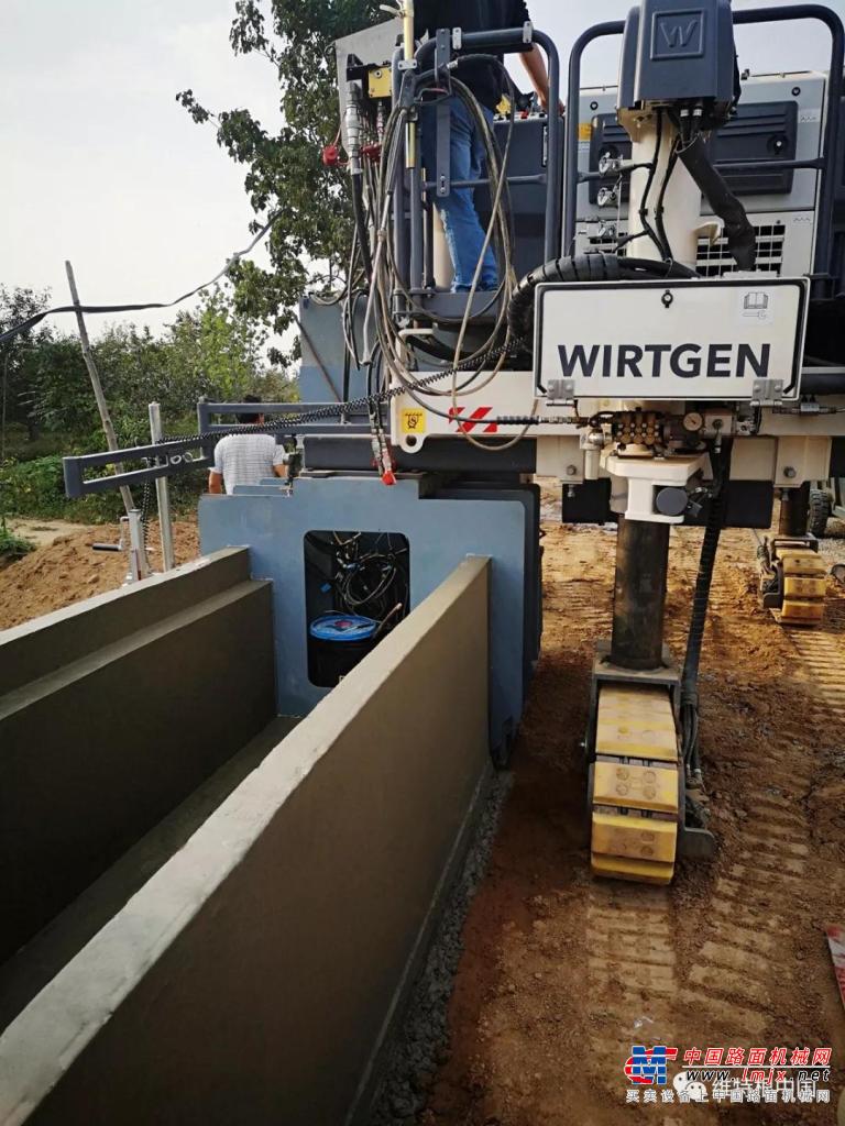 工地报告 | 维特根 SP 15 自动化摊铺三门峡国道310南移工程大尺寸排水沟