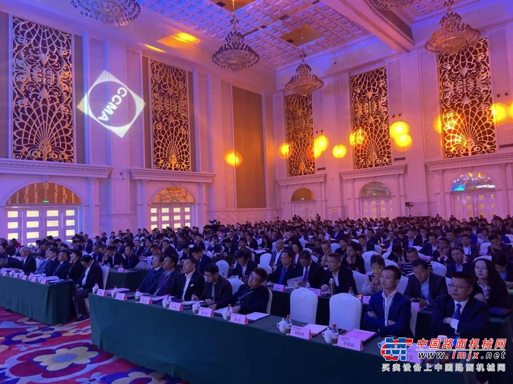 山东临工助力2019协会挖掘机分会年会胜利召开 ！价值引领，质赢未来