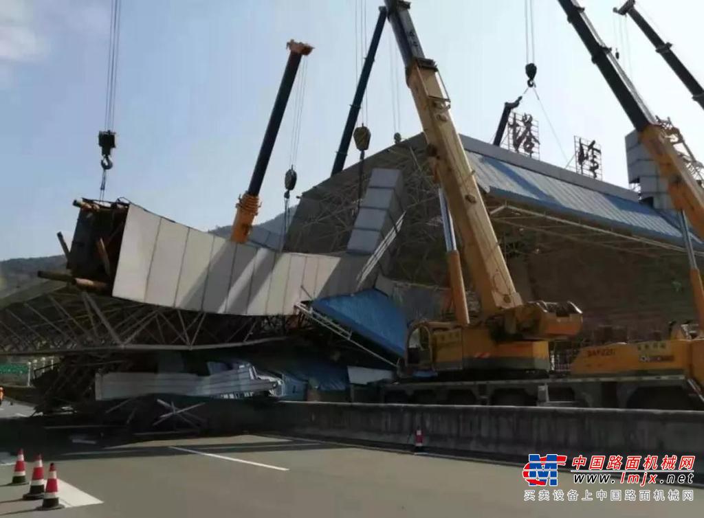 又一徐工速度！12小时，8台徐工金挑战“最难拆”的收费站