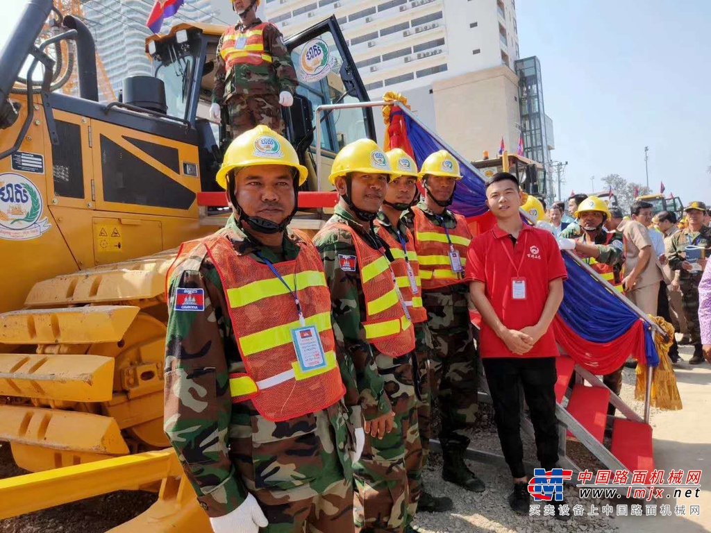柬埔寨首相洪森试驾山推推土机